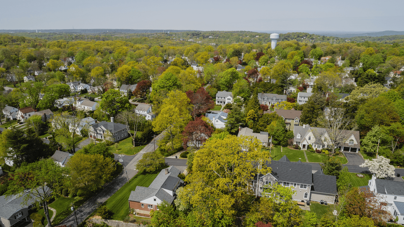 Moving to Suburbs from NYC: 13 Popular Destinations & Costs